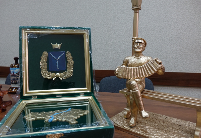 В саратовской колонии осужденный вылепил мини-копию гармониста с проспекта Кирова