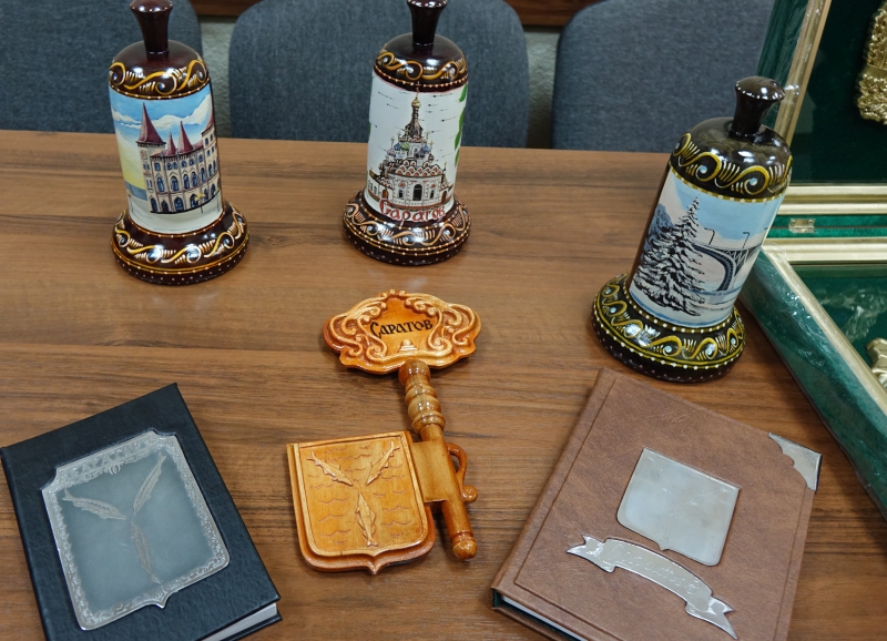 В саратовской колонии осужденный вылепил мини-копию гармониста с проспекта Кирова