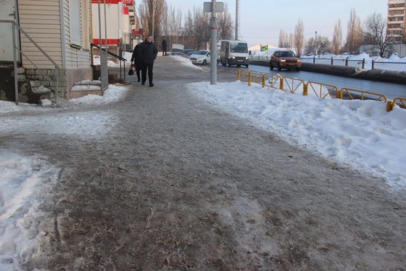 На Жуковского саратовцы с трудом поднимаются по обледеневшим лестницам и тротуарам