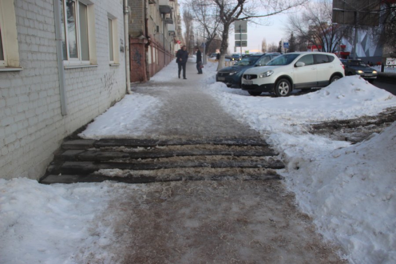 На Жуковского саратовцы с трудом поднимаются по обледеневшим лестницам и тротуарам