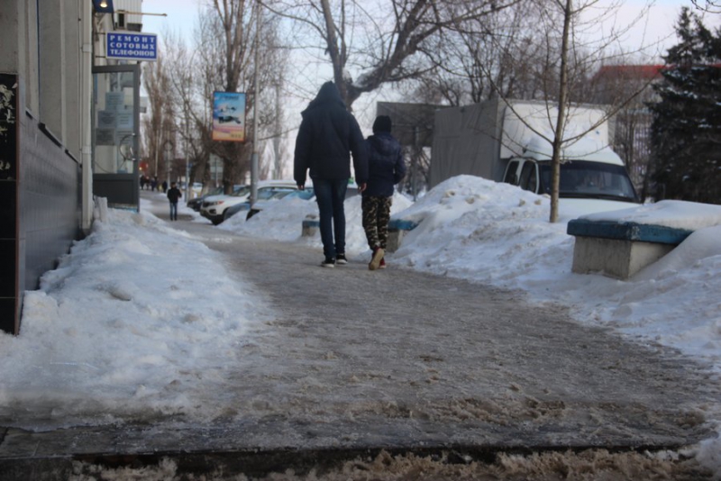 На Жуковского саратовцы с трудом поднимаются по обледеневшим лестницам и тротуарам