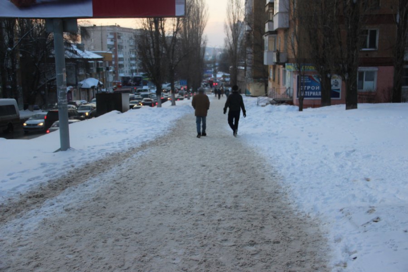 На Жуковского саратовцы с трудом поднимаются по обледеневшим лестницам и тротуарам