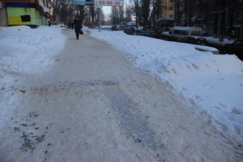 На Жуковского саратовцы с трудом поднимаются по обледеневшим лестницам и тротуарам