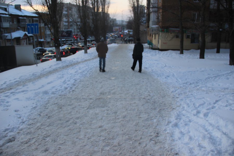 На Жуковского саратовцы с трудом поднимаются по обледеневшим лестницам и тротуарам