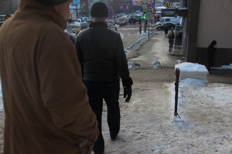 На Жуковского саратовцы с трудом поднимаются по обледеневшим лестницам и тротуарам