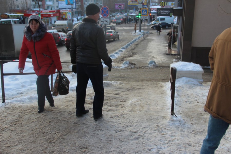 На Жуковского саратовцы с трудом поднимаются по обледеневшим лестницам и тротуарам