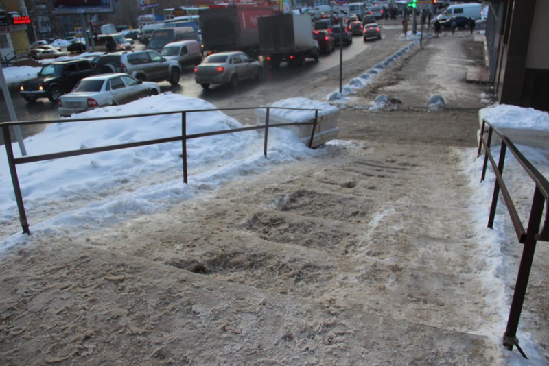 На Жуковского саратовцы с трудом поднимаются по обледеневшим лестницам и тротуарам