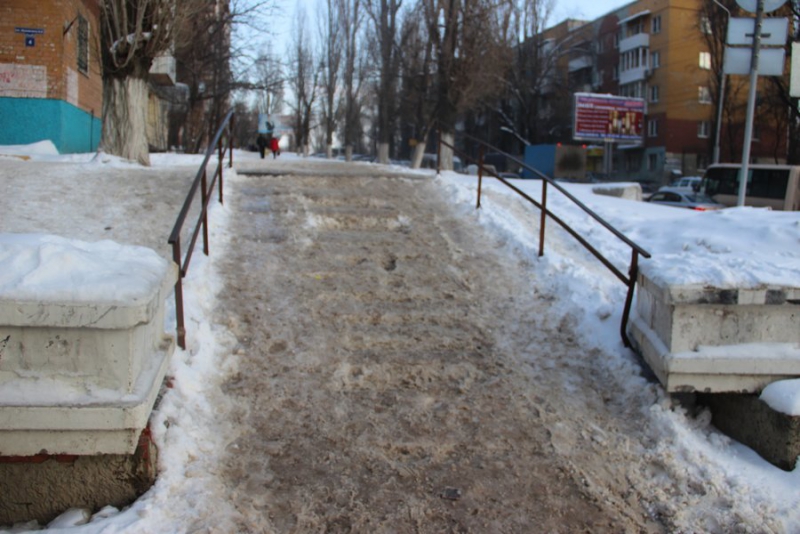 На Жуковского саратовцы с трудом поднимаются по обледеневшим лестницам и тротуарам