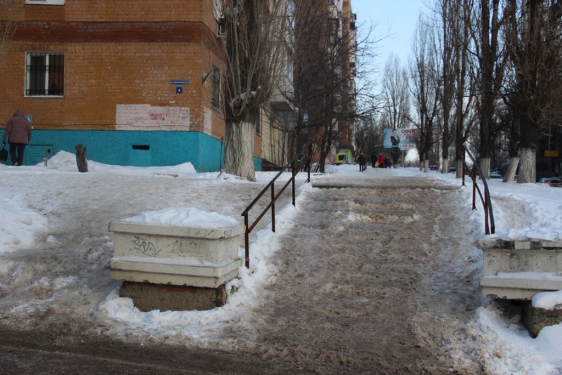 На Жуковского саратовцы с трудом поднимаются по обледеневшим лестницам и тротуарам
