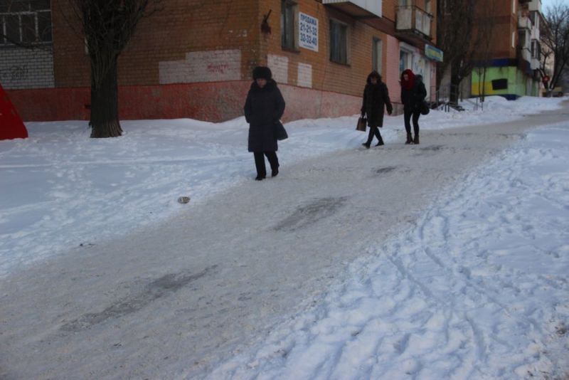 На Жуковского саратовцы с трудом поднимаются по обледеневшим лестницам и тротуарам