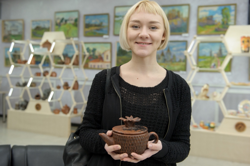 В облдуме открылась выставка «Ремесла Саратовского края. Керамика и стекло»