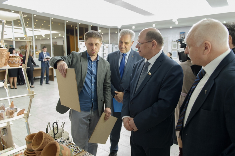 В облдуме открылась выставка «Ремесла Саратовского края. Керамика и стекло»