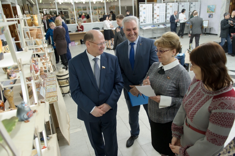 В облдуме открылась выставка «Ремесла Саратовского края. Керамика и стекло»