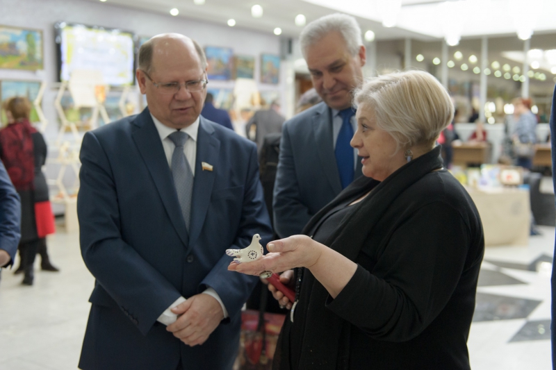 В облдуме открылась выставка «Ремесла Саратовского края. Керамика и стекло»