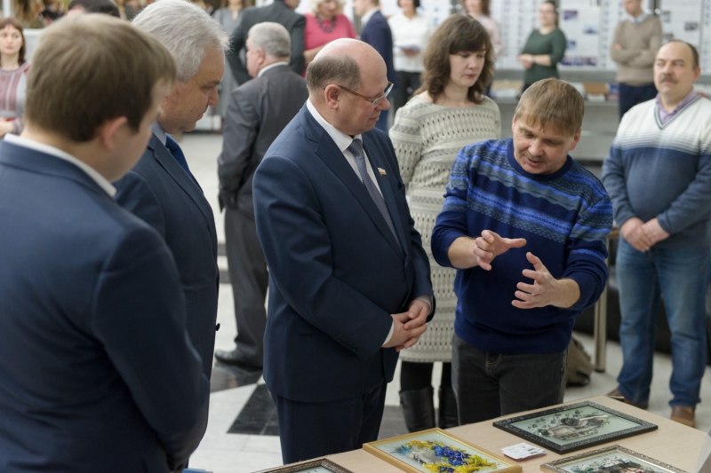 В облдуме открылась выставка «Ремесла Саратовского края. Керамика и стекло»