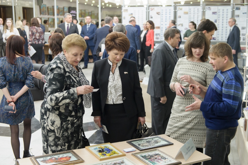 В облдуме открылась выставка «Ремесла Саратовского края. Керамика и стекло»