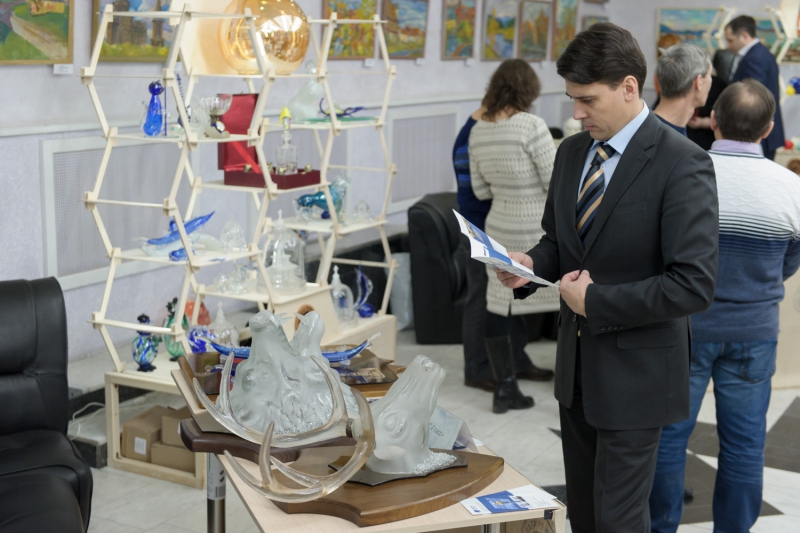 В облдуме открылась выставка «Ремесла Саратовского края. Керамика и стекло»