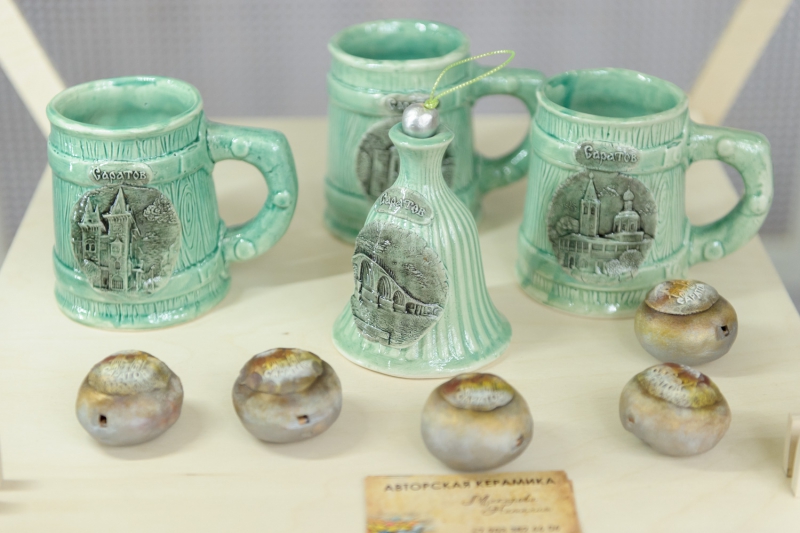 В облдуме открылась выставка «Ремесла Саратовского края. Керамика и стекло»