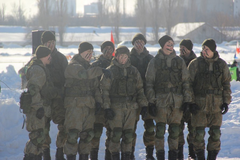 Празднуют ли 23 февраля на украине. Военные ходят. Гражданский ты или военный. Военный с красной лентой российский.