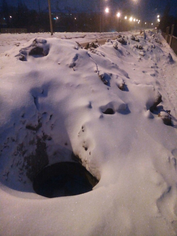 В Саратове на засыпанном снегом мосту нашли опасный люк