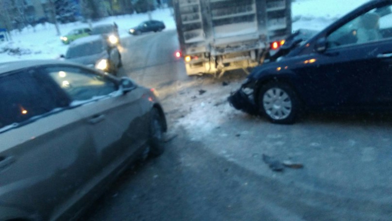 В Саратове столкнувшиеся грузовик и легковушка заблокировали движение