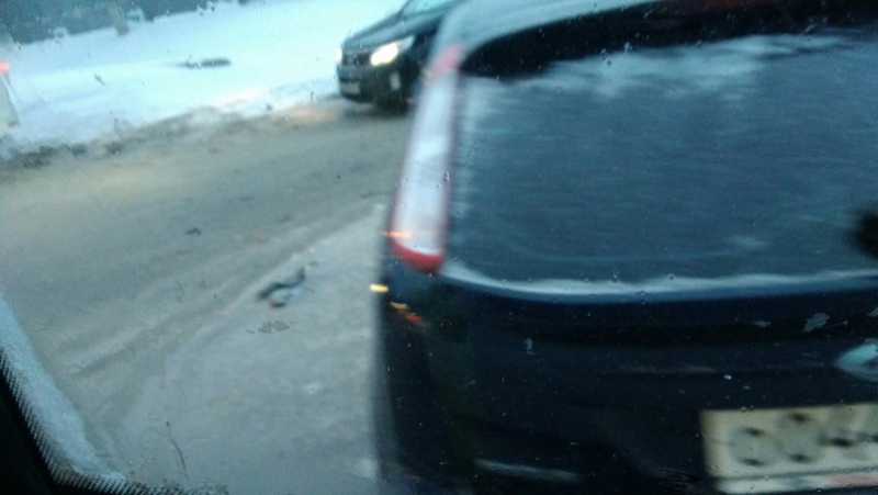 В Саратове столкнувшиеся грузовик и легковушка заблокировали движение