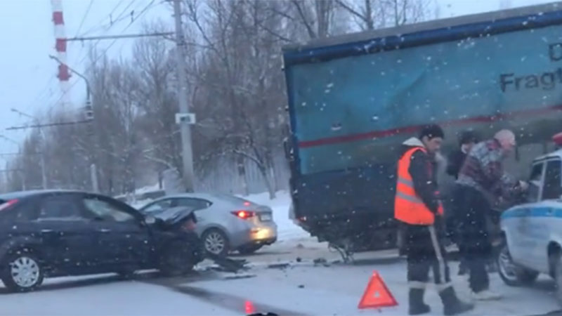 В Саратове столкнувшиеся грузовик и легковушка заблокировали движение