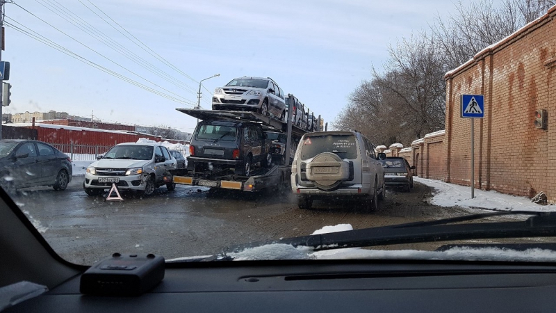 У Воскресенского кладбища в ДТП попал автовоз