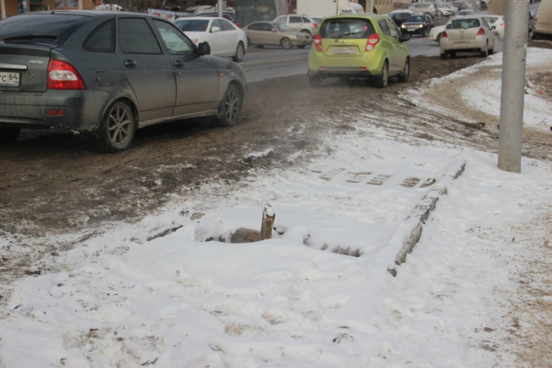 В центре Саратова обнаружили опасную открытую ливневку