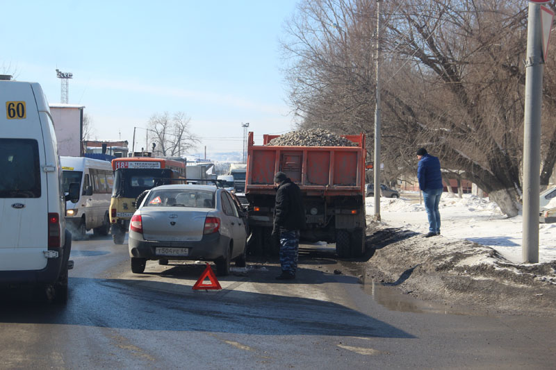 На Ново-Астраханском шоссе столкнулись две легковушки и «КамАЗ»