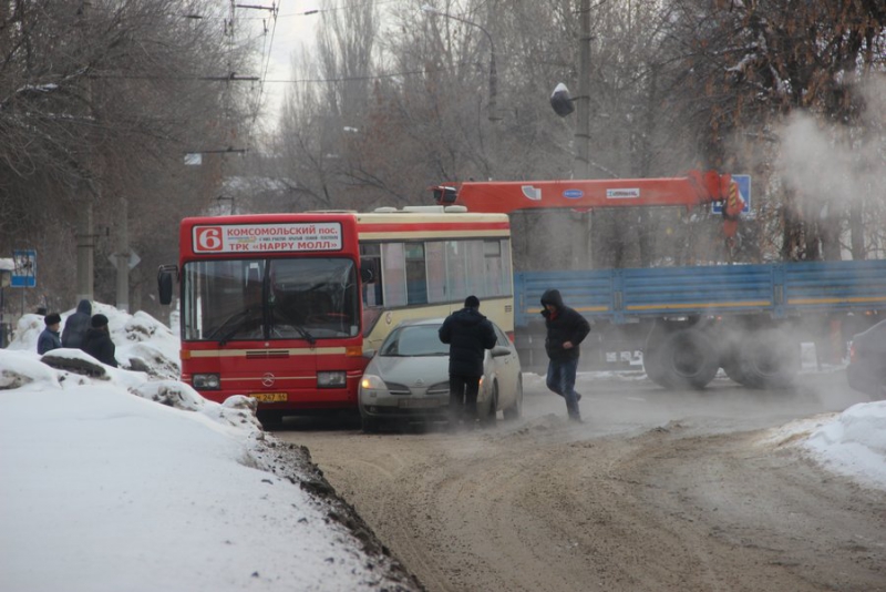 В Саратове столкнулись автобус и легковушка