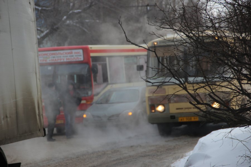 В Саратове столкнулись автобус и легковушка