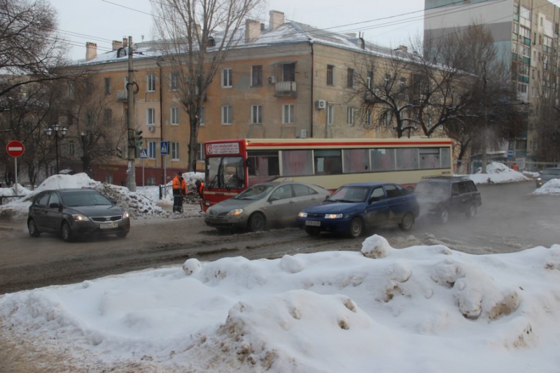 В Саратове столкнулись автобус и легковушка