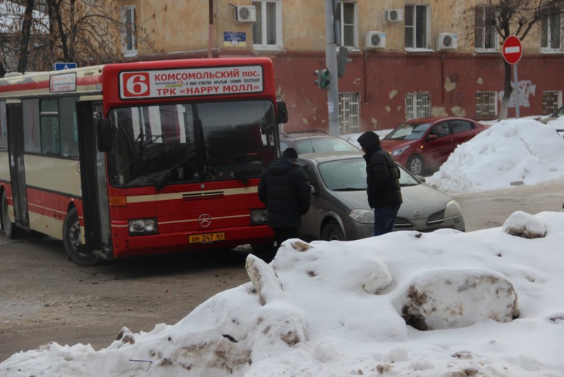 В Саратове столкнулись автобус и легковушка