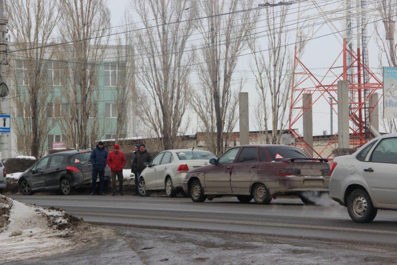 На Московском шоссе две иномарки перекрыли движение транспорта