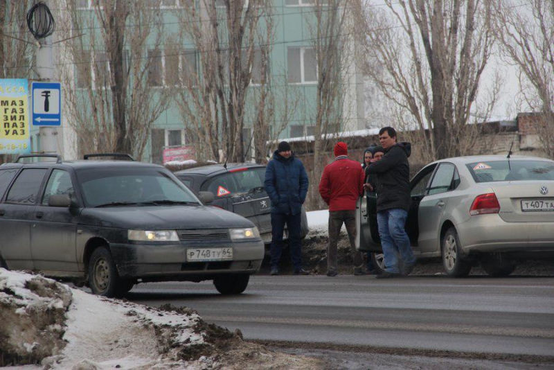 На Московском шоссе две иномарки перекрыли движение транспорта
