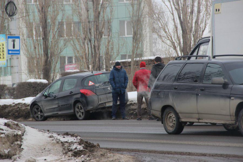 На Московском шоссе две иномарки перекрыли движение транспорта