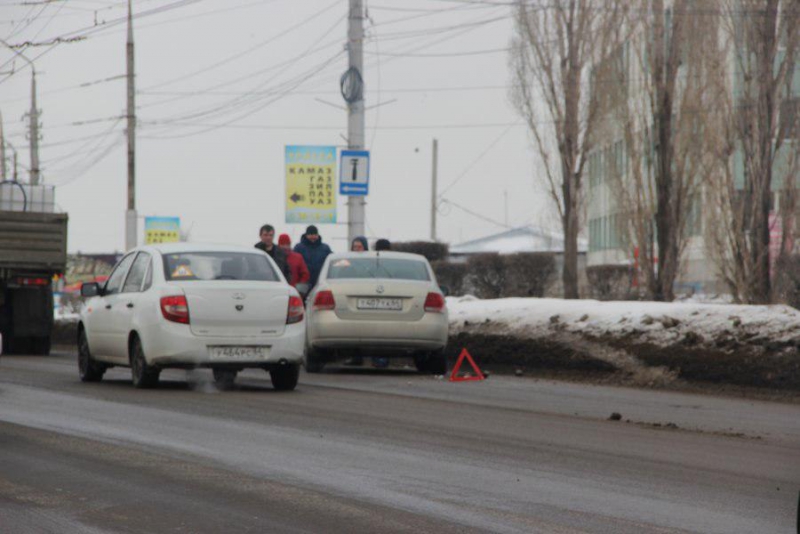 На Московском шоссе две иномарки перекрыли движение транспорта
