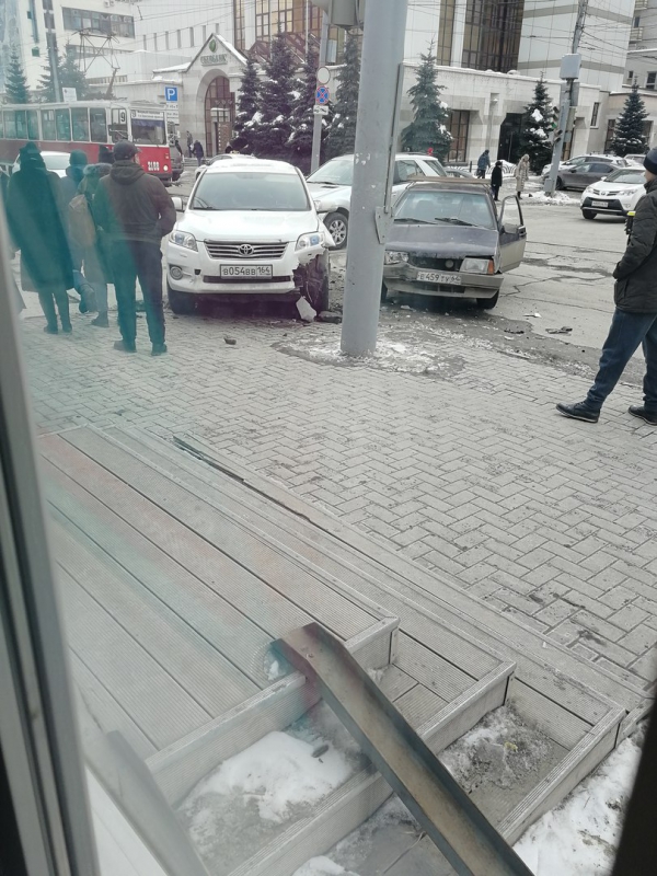 На Вавилова два автомобиля после ДТП врезались в один столб