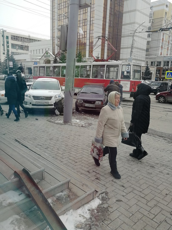 На Вавилова два автомобиля после ДТП врезались в один столб