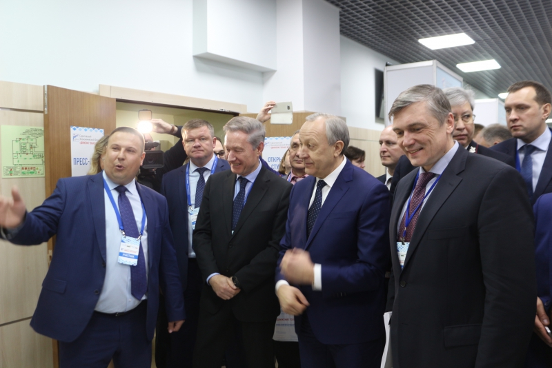 На выставке Саратовского экономического форума гостям презентовали новый вокзал и мост