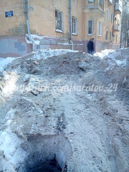 В Саратове прохожие перебираются через заваленную снегом «зебру» с открытым люком