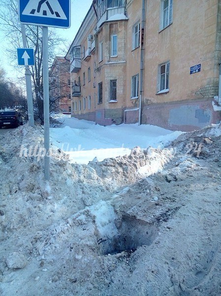 В Саратове прохожие перебираются через заваленную снегом «зебру» с открытым люком