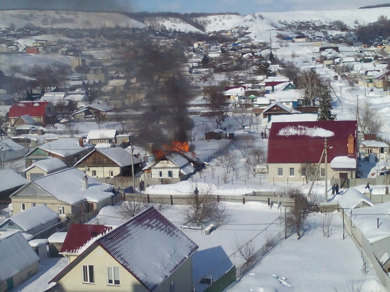 В Саратове горит жилой дом