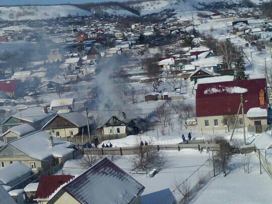 В Саратове горит жилой дом