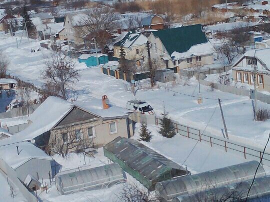 В Саратове горит жилой дом