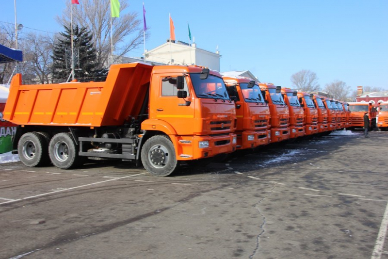 Саратову передали три десятка «КамАЗов» для коммунальных служб