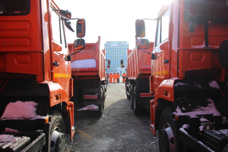 Саратову передали три десятка «КамАЗов» для коммунальных служб
