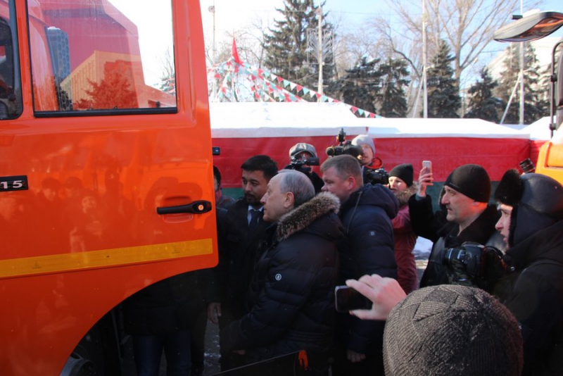 Саратову передали три десятка «КамАЗов» для коммунальных служб
