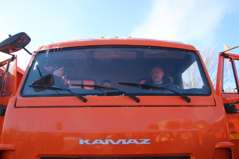 Саратову передали три десятка «КамАЗов» для коммунальных служб